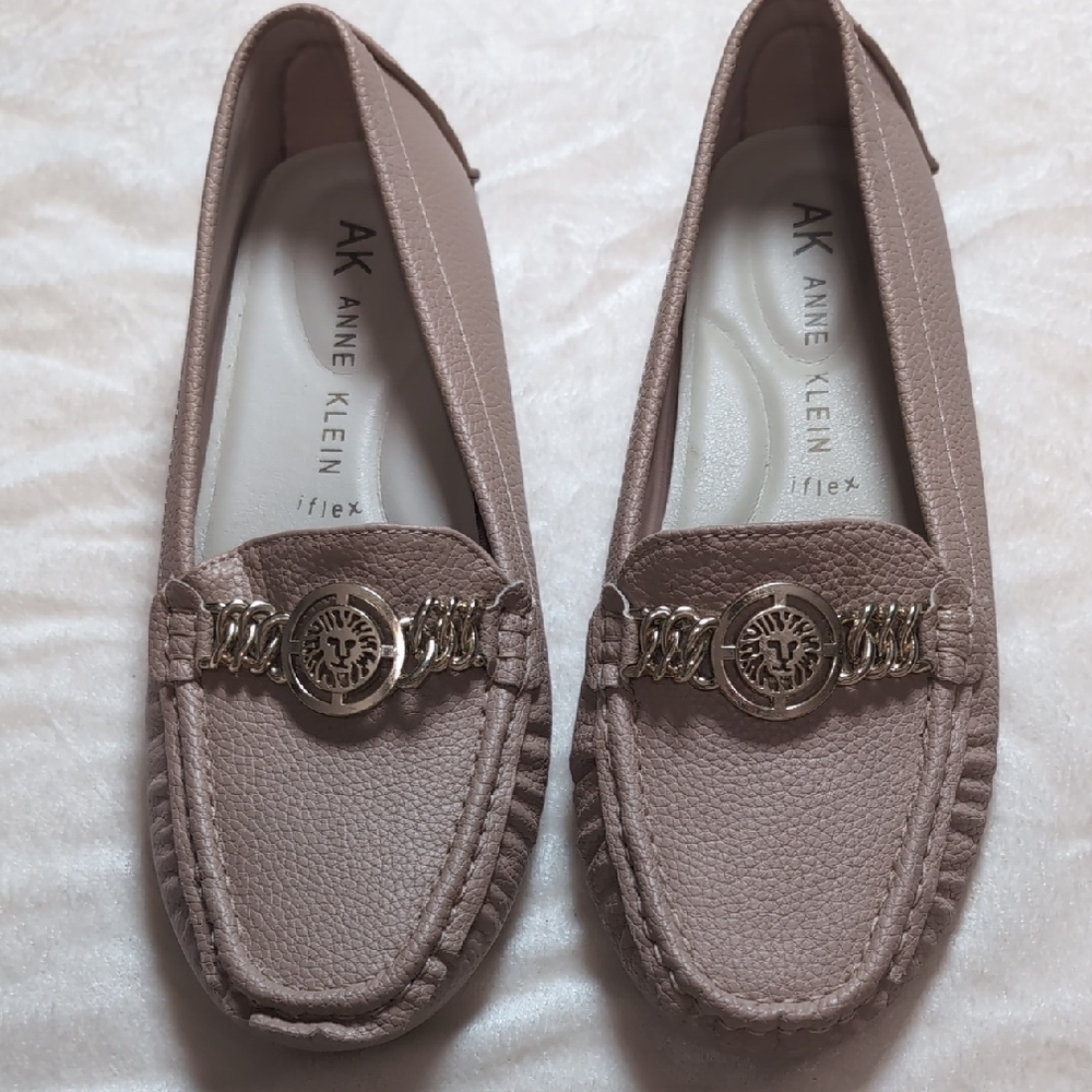Women's Size 7.5 Anne Klein AK Iflex Comfort Tan Lofers With Gold Medallion